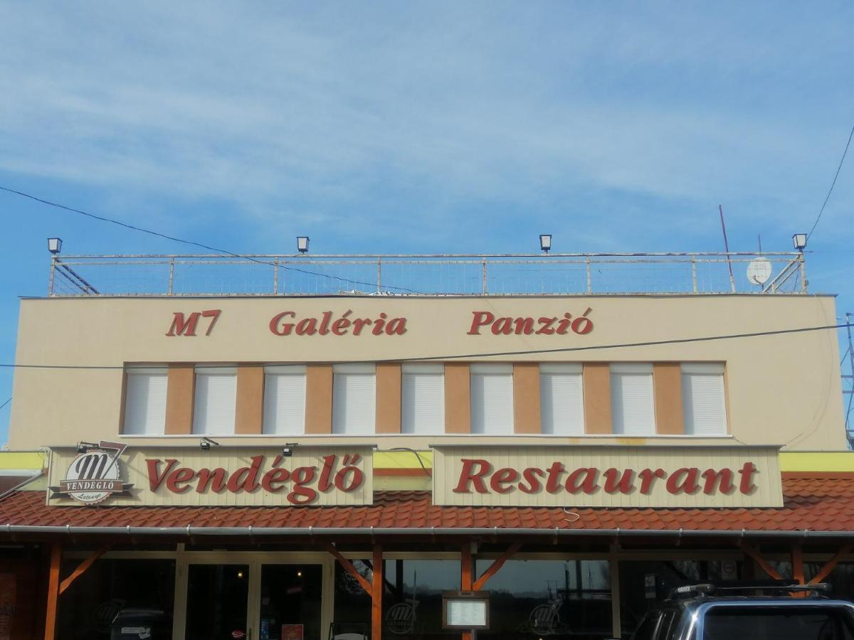 莱泰涅M7 Galeria Panzio住宿加早餐旅馆 外观 照片